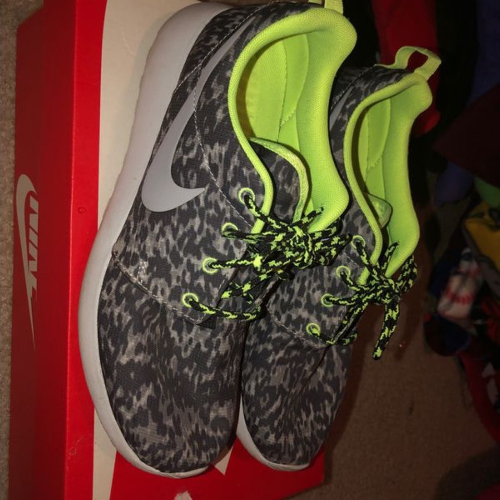 USED - Nike Roshe Size 8 (obo)